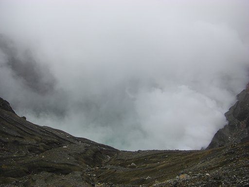 阿蘇中岳の噴火口