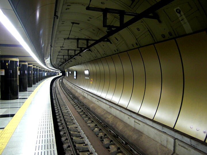 大江戸線六本木駅のホーム