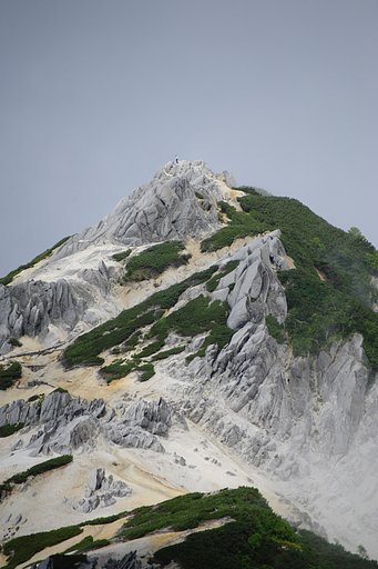 山頂でひとり１　燕岳