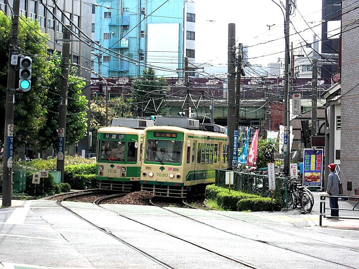 都電とコンテナ貨物列車