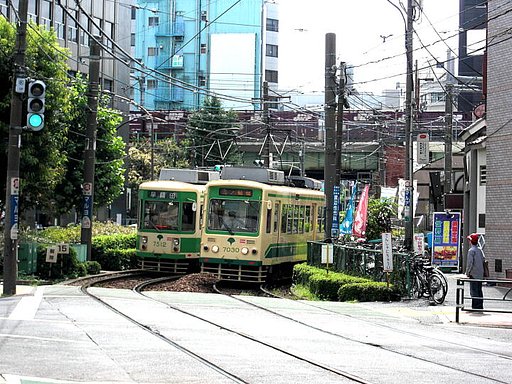 都電とコンテナ貨物列車