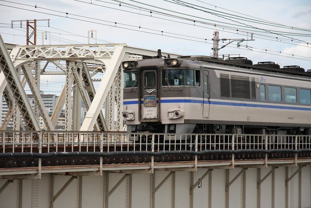 手を振る運転士さん