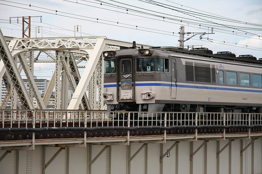手を振る運転士さん