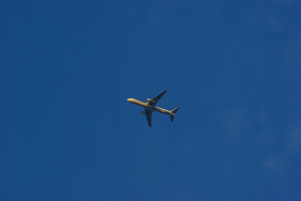 秋の澄み切った青空に