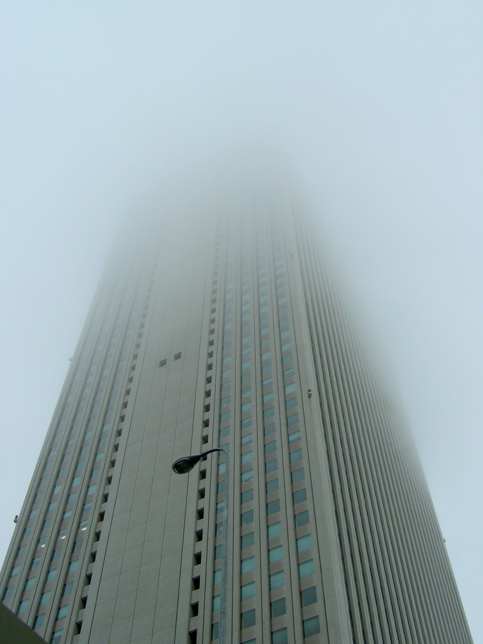 雨の朝のサンシャイン60