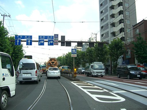 珍しい軌道内通行可標識
