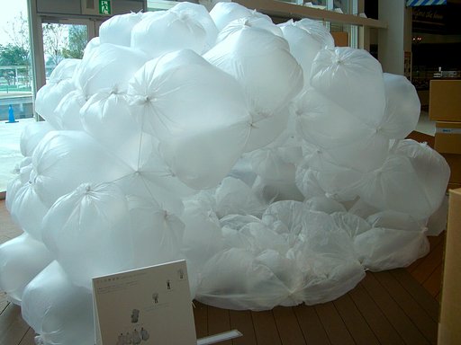 ごみ収集袋の災害用シェルター
