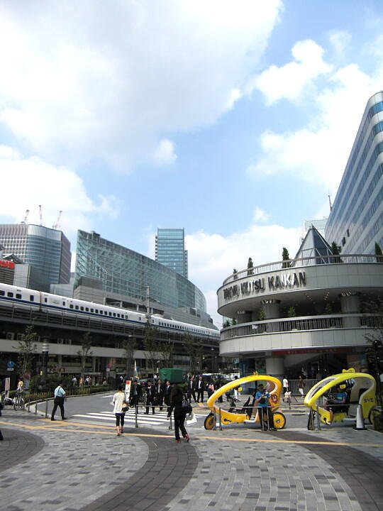 昼下がりの有楽町駅前