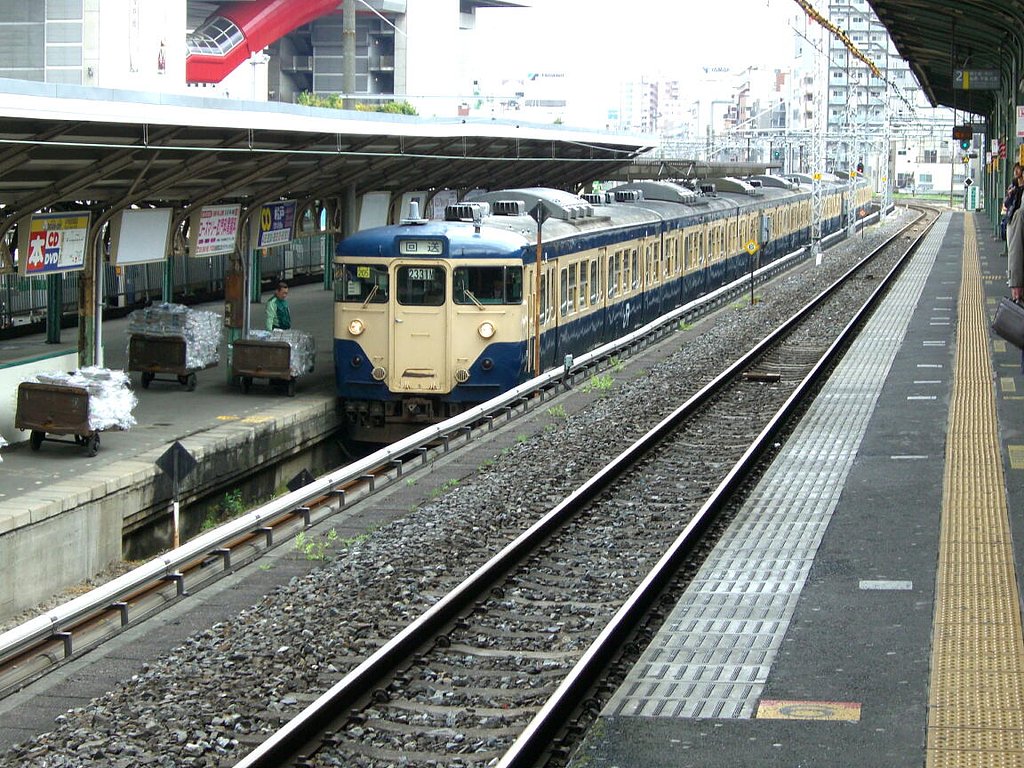 乗客は新聞　新聞輸送専用電車