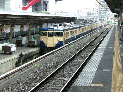 乗客は新聞　新聞輸送専用電車