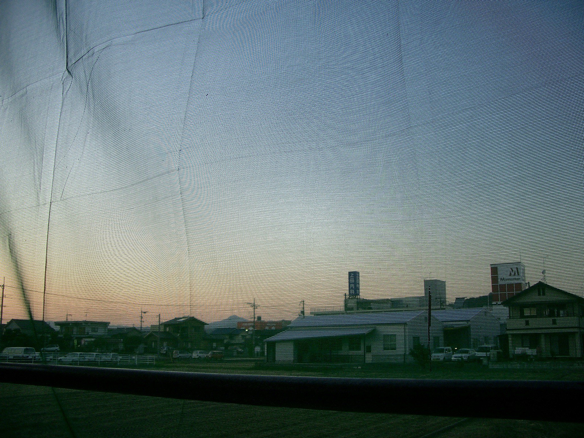 シート越しの夕暮れ