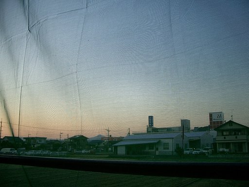 シート越しの夕暮れ