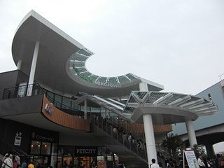 レイクタウン正面入口の太陽電池パネル