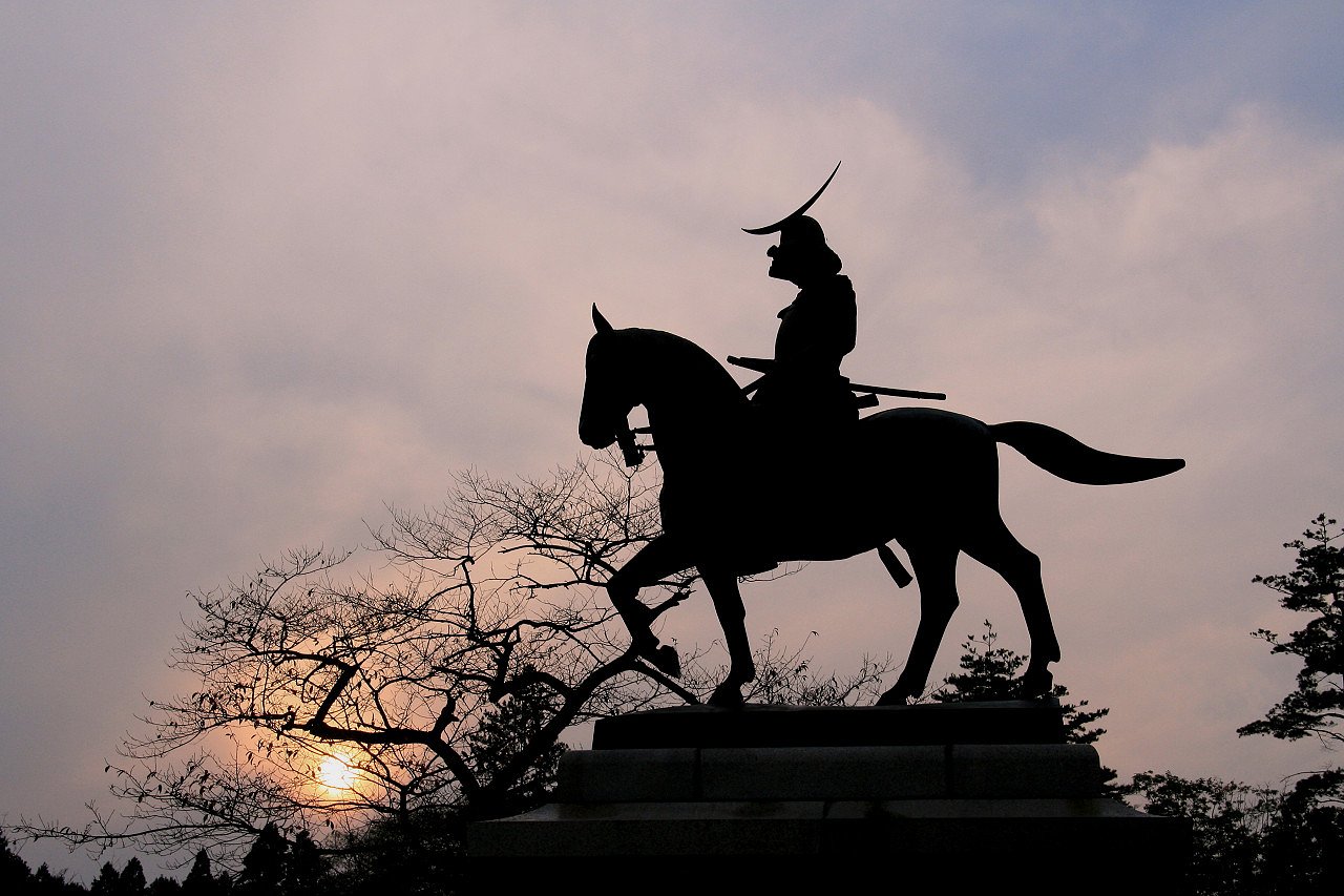 夕暮れの騎馬像