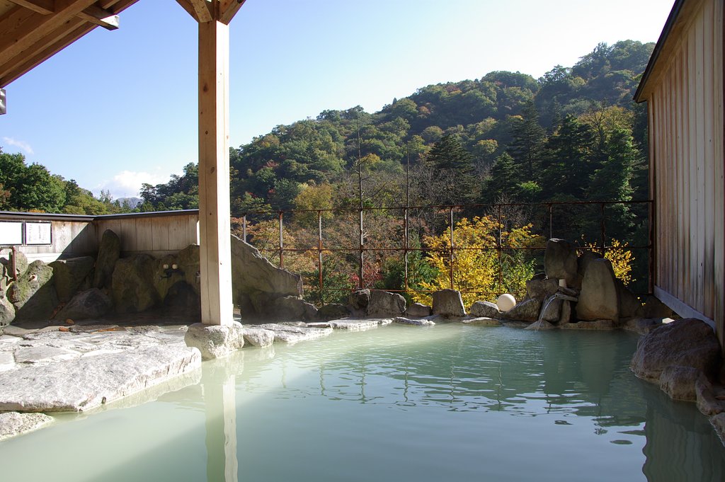 紅葉の中の秘湯