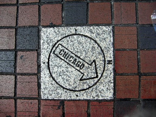 歩道のシカゴの方向表示タイル