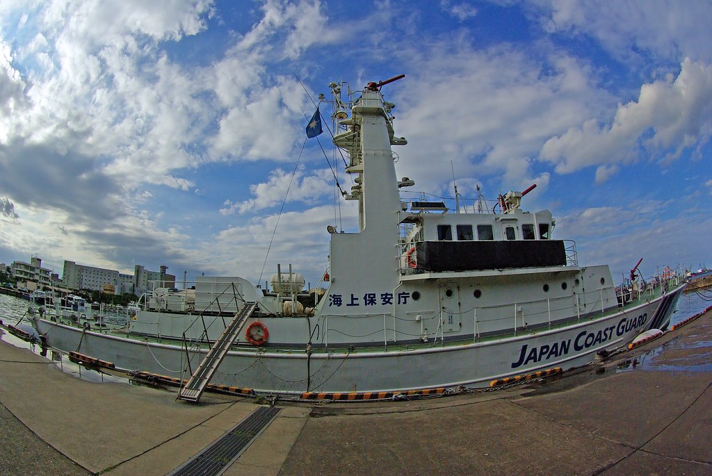 港に停泊する海上保安庁巡視艇