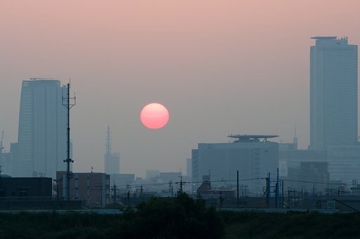 ビルの谷間に