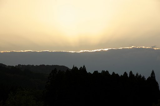 空を２分するゴールドライン