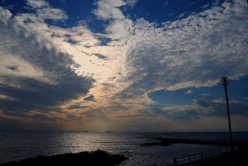 彩雲と海