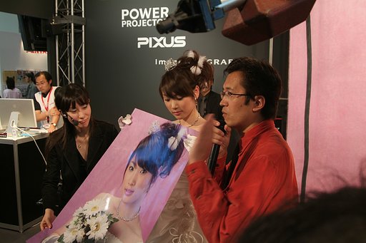 キヤノンブースで熱烈解説中の吉田さん