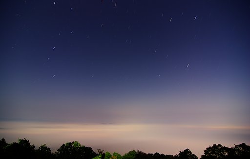 月光に光る霧