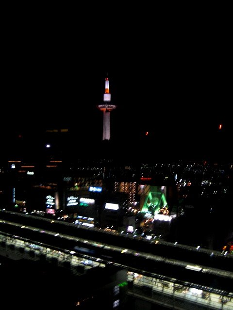 ガラス越しの京都タワー
