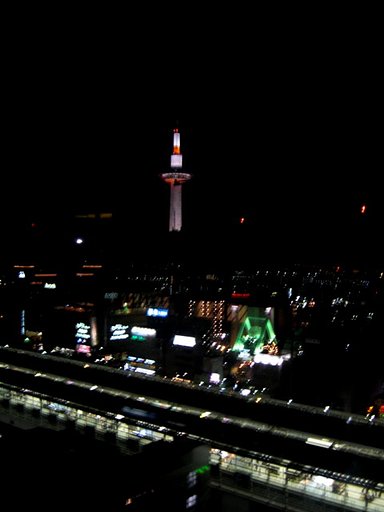 ガラス越しの京都タワー