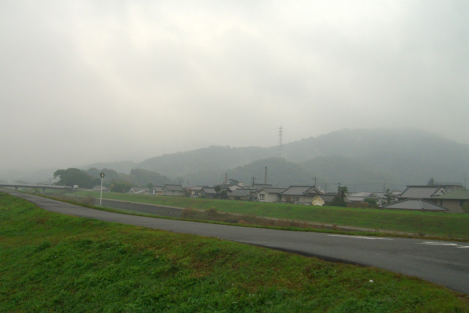 小雨煙る朝