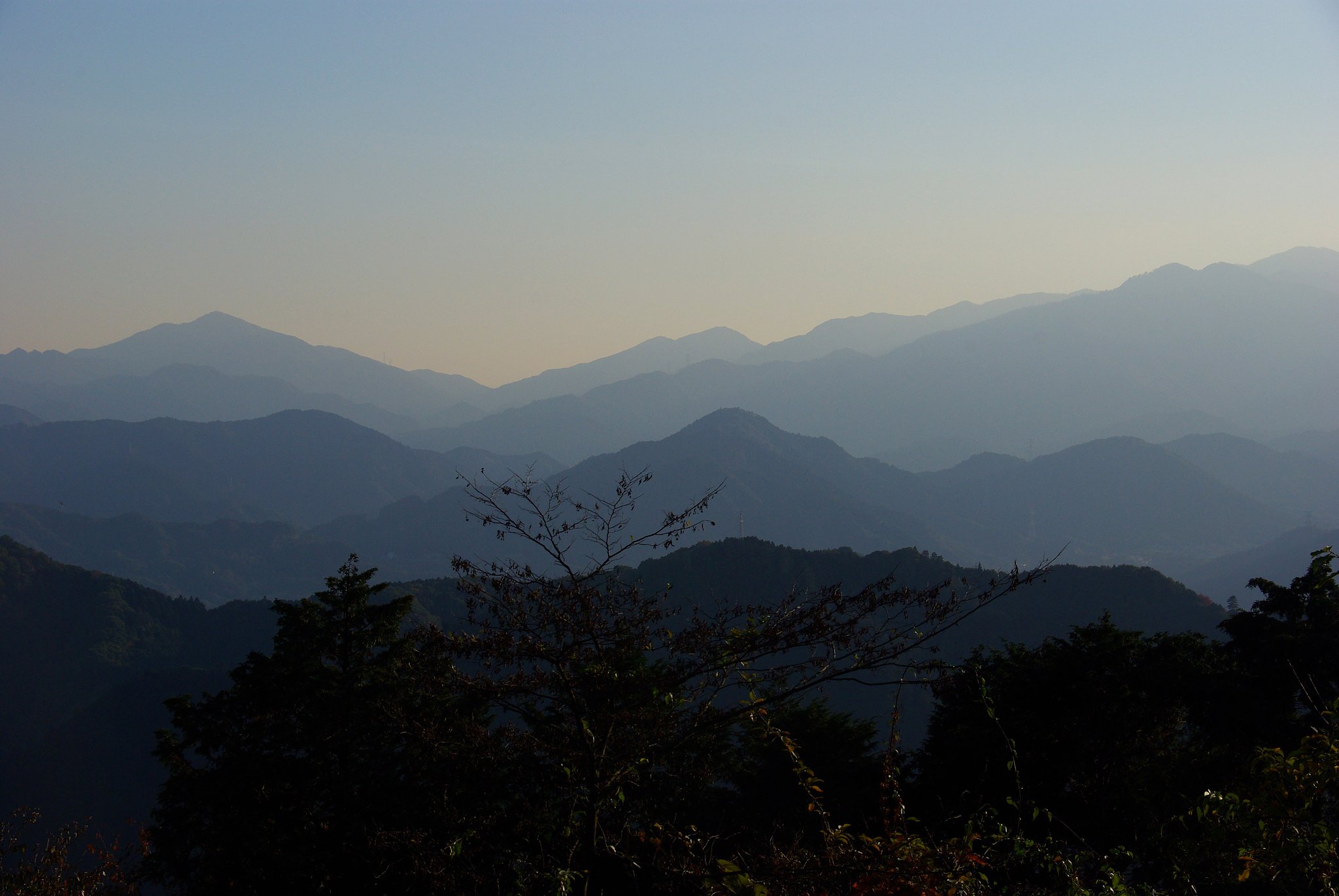 晩秋の山並み