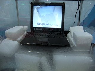 ドライアイスに囲まれたノートPC