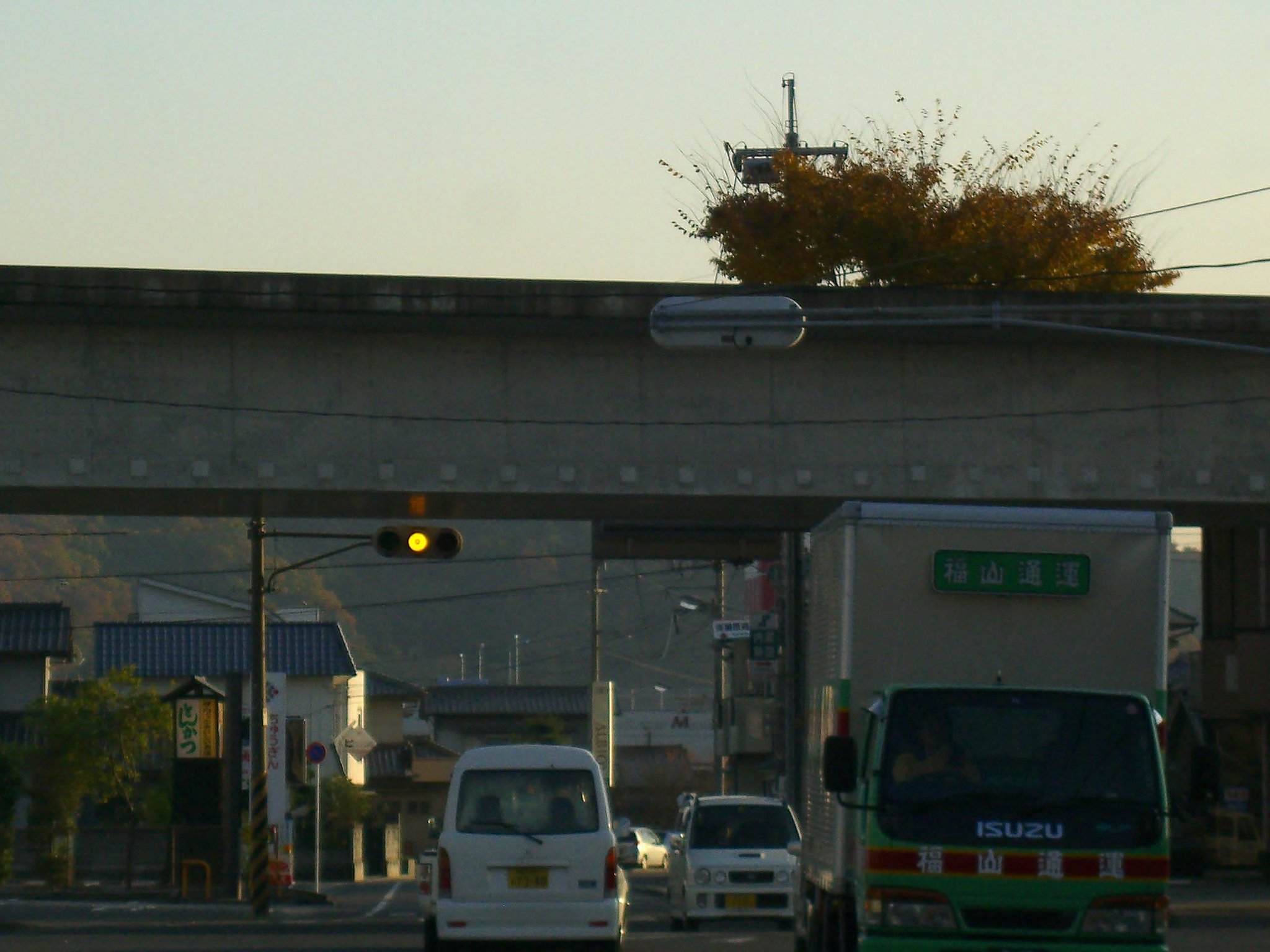 日は西に