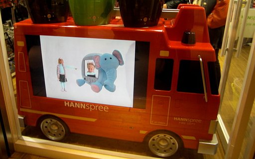 ユニークなデザインの液晶テレビ