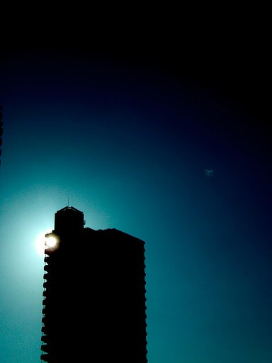 ベランダに差し込む太陽