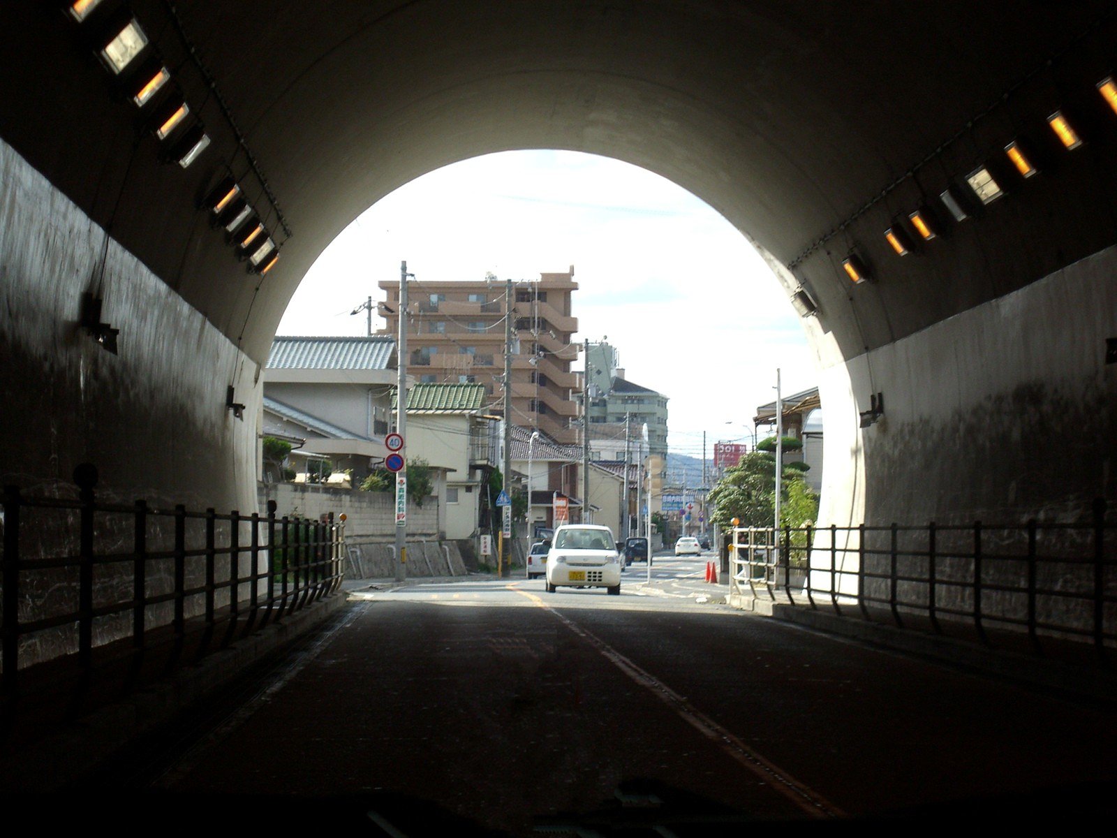 トンネルを抜けても