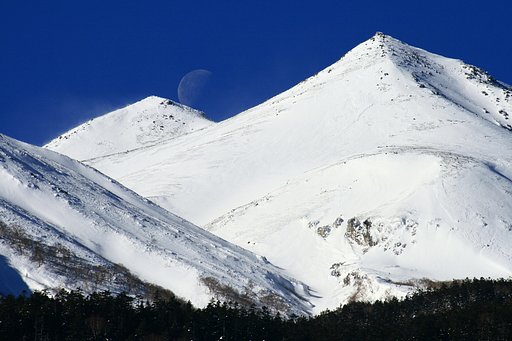 下弦の月＆雪煙あがる乗鞍岳