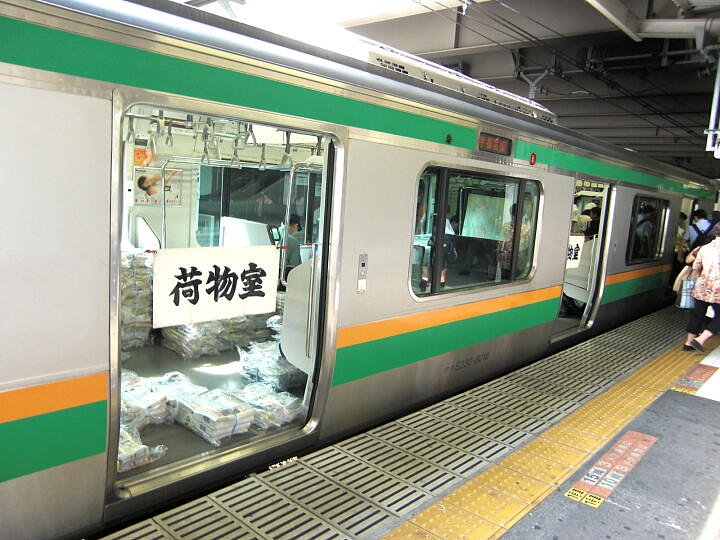 大宮駅　新聞輸送風景