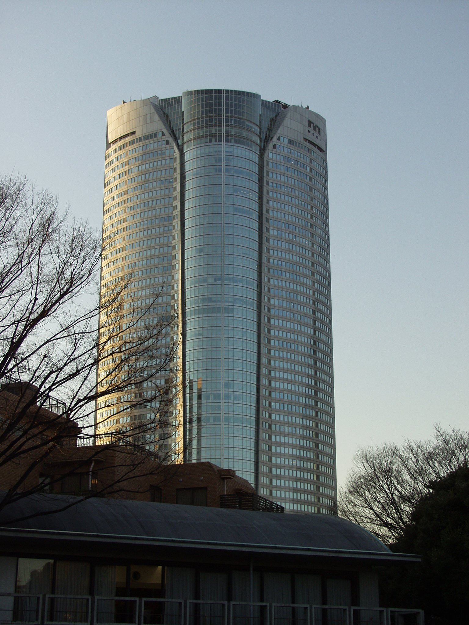 聳える