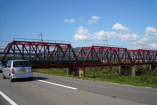 秋晴れとトラス橋