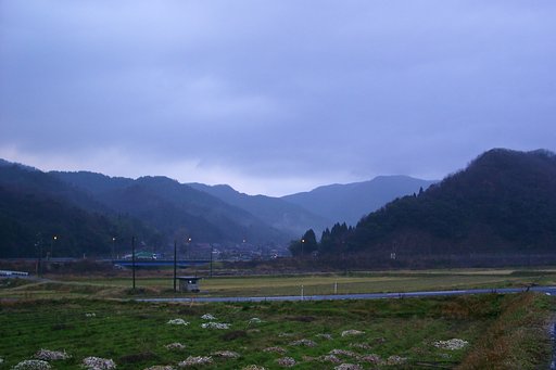 朝から雨降りの国道と我村