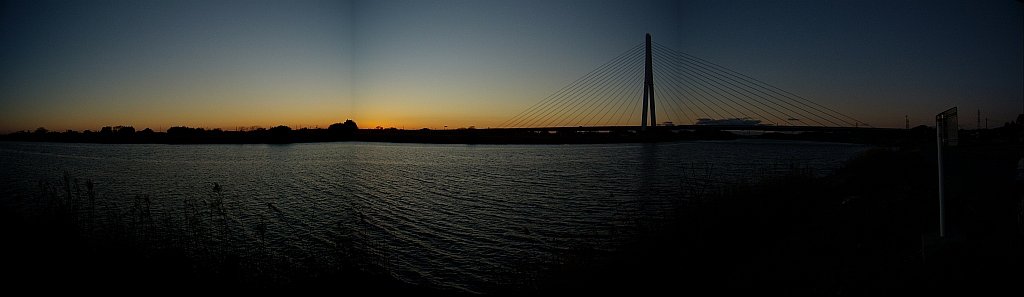 夕焼けと橋と・・・