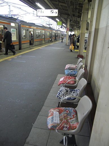 ホームのベンチの座布団