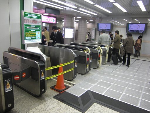 東京駅北口の発電床