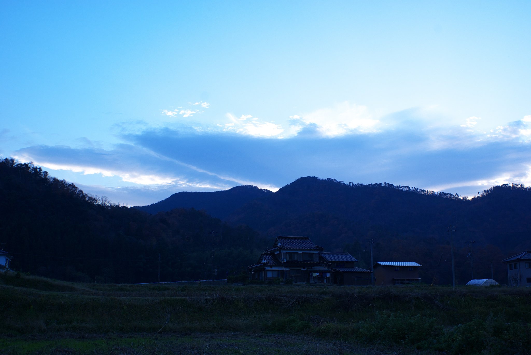 良く晴れた冬の夕空