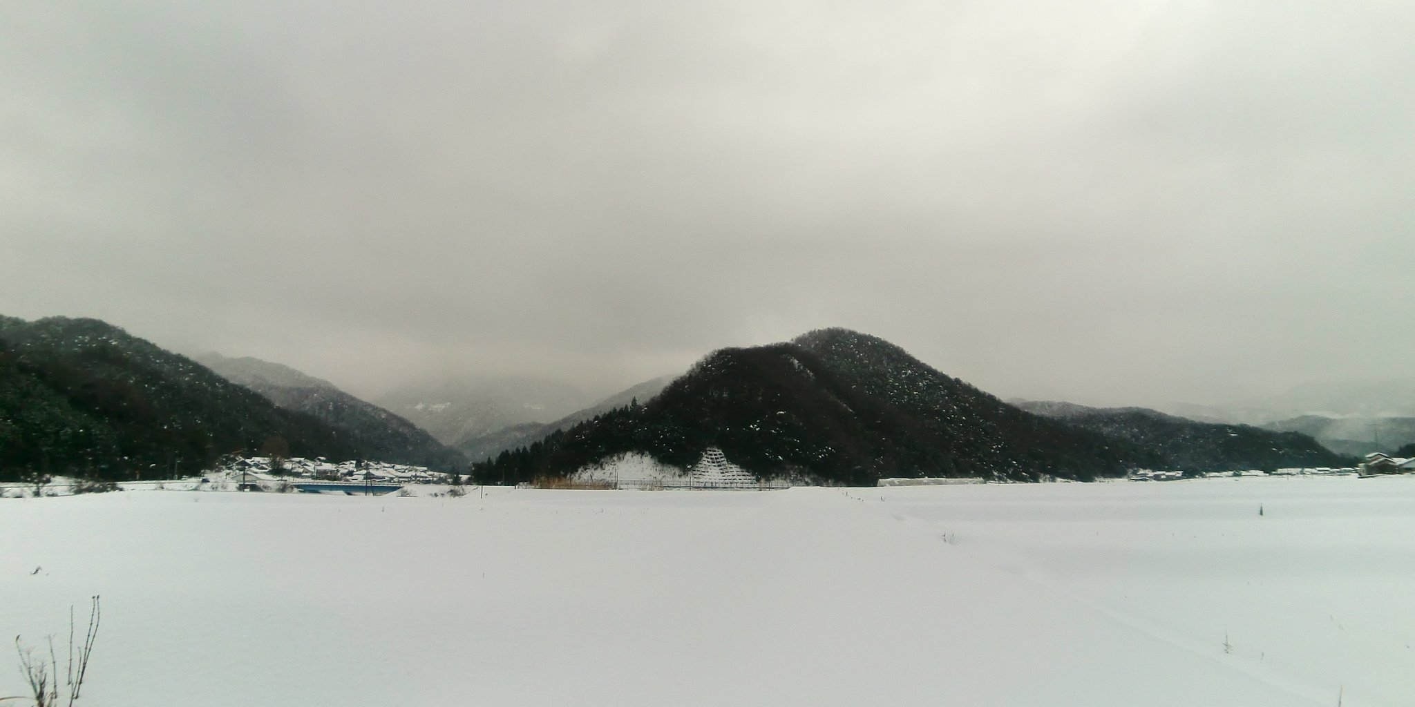 夕方又雪がちらついてる東方面