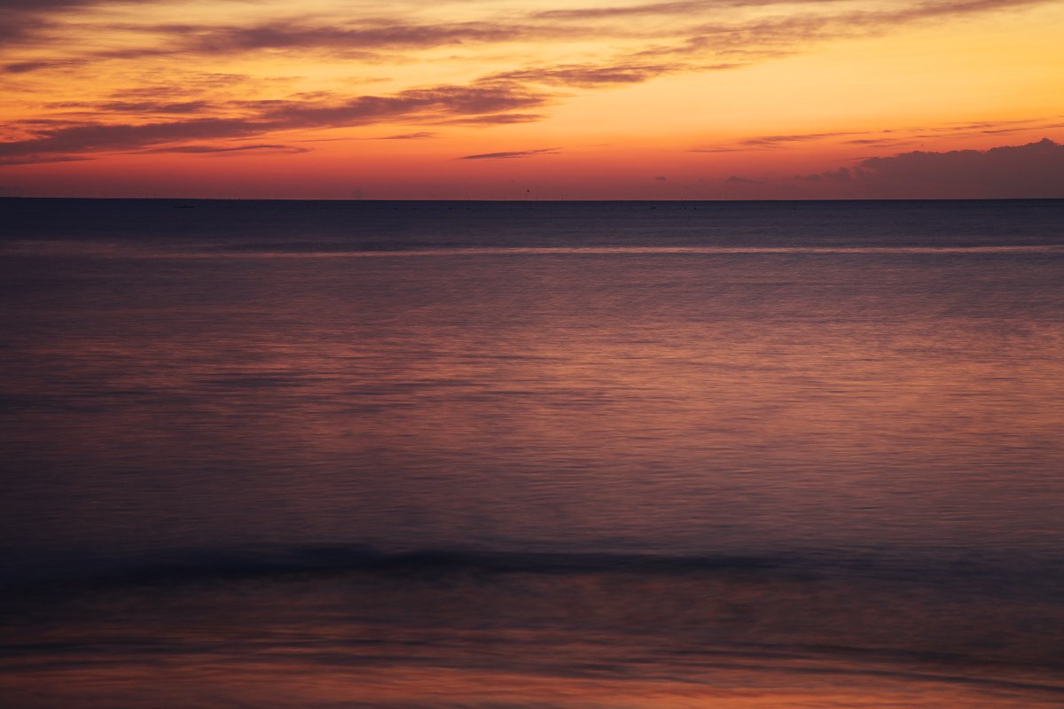 夜明けの海