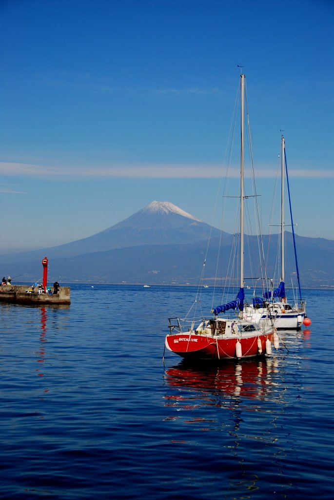 癒しの海　富士山とヨット