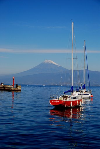 癒しの海　富士山とヨット
