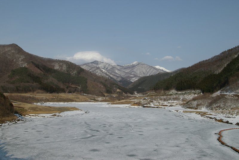 凍りつく湖の向こう