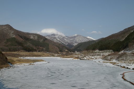 凍りつく湖の向こう